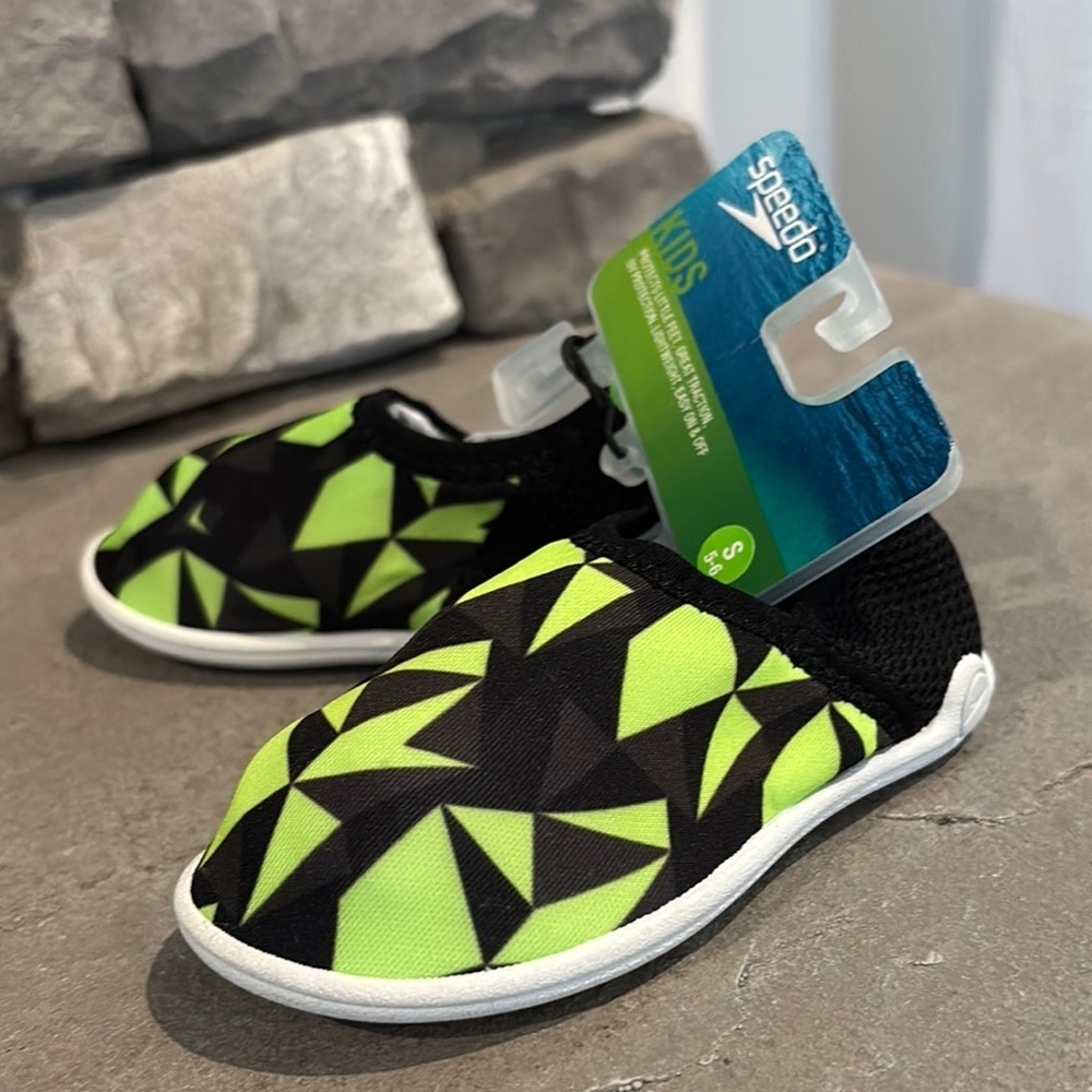 Speedo Black & neon green water shoes,UV protection,slip on,pull tab,tread,light